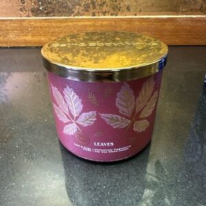 BATH & BODY WORKS 3-WICK SCENTED CANDLE Leaves Scent NEW 14.5oz Burgundy Gold
